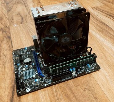 Masaüstü kompüterlər və iş stansiyaları: MSİ H81M-P33 ------ 70 azn İ7 4790 ----- 90 azn 16Gb Ram Kingston — 5