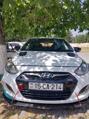 Avtomobil alışı: Hyundai Accent sedan – Sport/Limited atributları ilə, ağ rəng. Xarici
