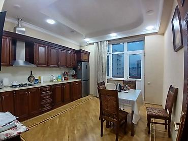 Uzunmüddətli kirayə mənzillər: Geniş və zövqlə dizayn olunmuş mənzil interyeri. - Böyük qonaq otağı — 2