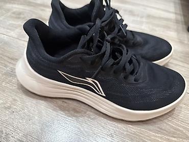 Легкие беговые кроссовки от li ning черного цвета с контрастной белой