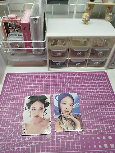 Спорт и хобби: Jennie zen Era photocardları (2 ədəd) Təsvir: - Dizayn: Eyni idolun — 1