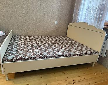 çarpayl: Ağ rəngdə taxta çarpayı – lakonik dizayn, yumru uclu başlıq və — 2
