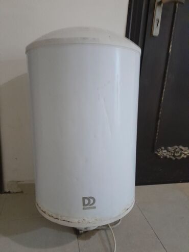 su qizdirici cihazlar: Divotron (DD loqolu) elektrik su qızdırıcısı – silindrik korpuslu