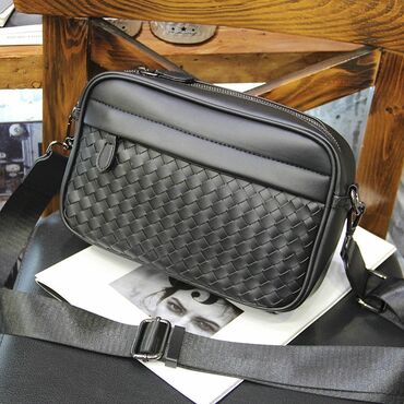 Классические сумки: Мужская сумка через плечо, черная - Формат: компактная прямоугольная — 4