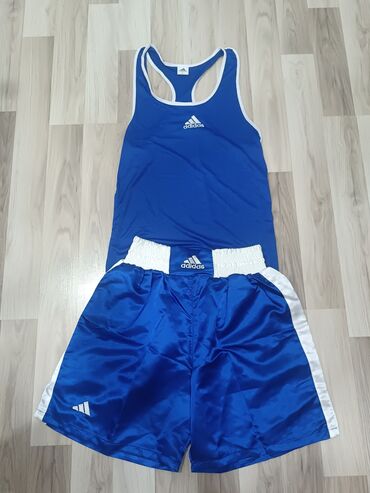 Digər idman və istirahət malları: Göy rəngli boks,adidas dəsti.İstifadə
olunmamış.ölçüsü-L