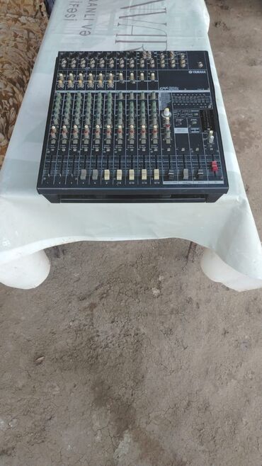 японский золотой саксофон и гитара: Yamaha EMX-5014c – Kompakt Powered Mikser - 14 kanallı miks konsolu