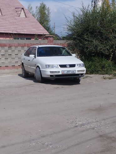 авто легковой: Volkswagen Passat: 1995 г., 1.8 л, Бензин, Седан