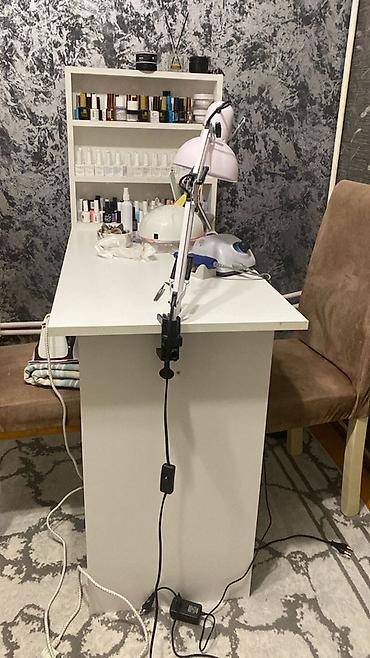 dirnaq stulu: Düz masa, Siyirməsiz, Polkalı — 1