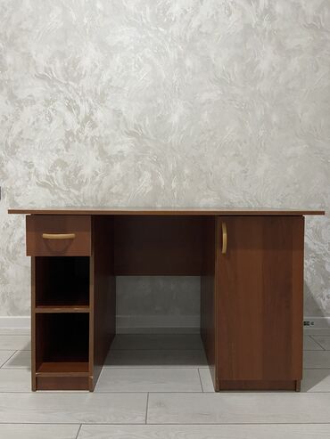 мебель уголок: Письменный стол б/у Очень в хорошем состоянии Большой, прочный и