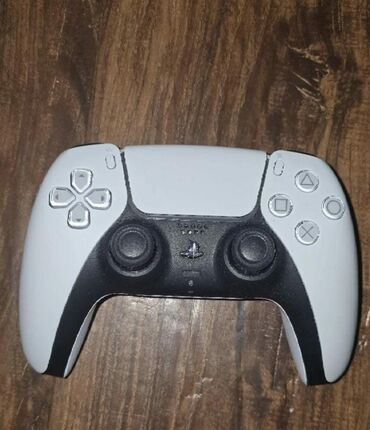 Video oyunlar üçün aksesuarlar: Ağ və qara rənglərdə olan PlayStation 5 (PS5) oyun konsolu üçün