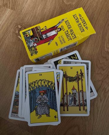 Kitablar, jurnallar, CD, DVD: Rider Waite tarot kartlari.Turk dilinde kitabcasida var.Yeni salafan