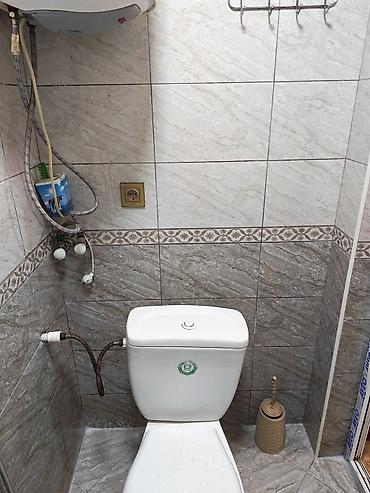 Uzunmüddətli kirayə mənzillər: Aileli,usaqli sexslere verilmir.Kirayə üçün 1 otaqlı, mebel və məişət — 10