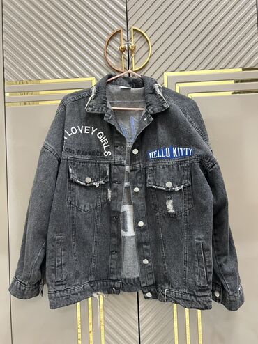 cins pencekler 2022: Tünd boz rəngdə, distressed dizaynlı, oversized cins pencək. Pencəyin