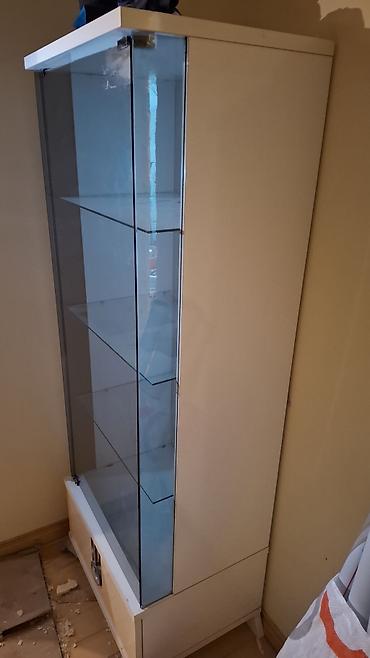Şüşə vitrin dolabı - Material: sərt şüşə vitrin hissəsi, MDF/laminat