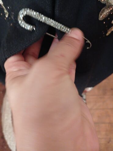 Kardiqanlar, jaketlər: Naxışlı qadın kardiganı. Qara rəngdədir və üzərində güllü naxışlar — 2