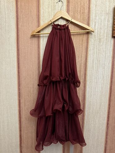 женские весенние кофты: Şərab rəngində, şifon fakturalı, qat-qat volanlı qadın paltarı. Yuxarı