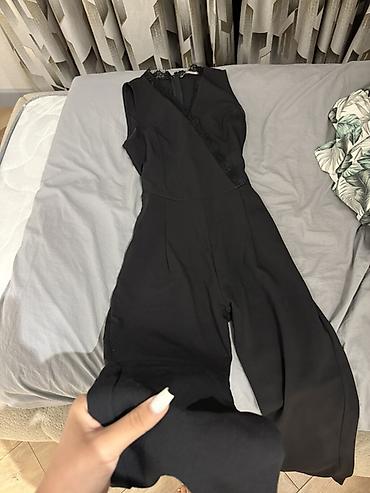 Qadın üçün şık qara kombinezon - Model: qolsuz, V-kəsimli üst -