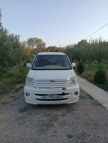 обмен на авто с доплатой: Белый минивэн Toyota Noah, произведенный в Японии, отличается