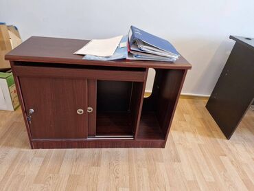 Ofis masaları: Çəkməcə 10 manat Kilitli rəf 30 manat Yazı masası 25 manat yazı masası