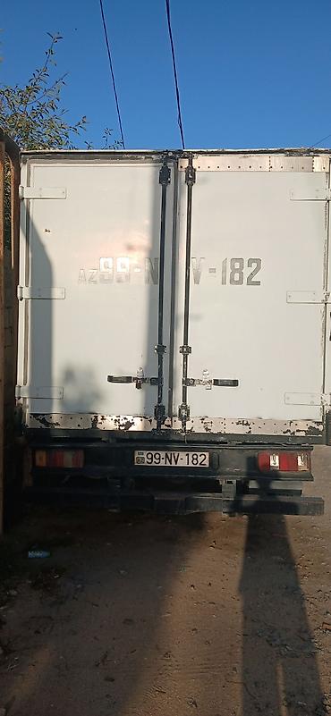 şadman maşını: Iveco Daily yük furqonu - Marka/model: Iveco (sükan üzərində “IVECO” — 4