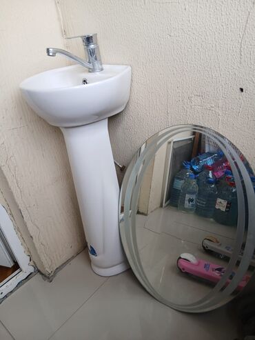 все для ванной: Vanna otağı üçün dəst: piyada ayaqlı kiçik ölçülü çanaq (pedestal