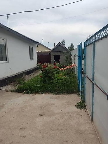 Продажа коттеджей и домов: Продается одноэтажный дом с закрытым двором и хозпостройками. - — 3