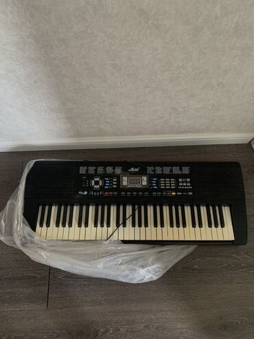 Tar: Miles brendindən olan bu qara rəngli elektronik sintezator musiqi