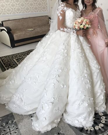 атласная платья: Сдаю или продаю свадебное платье. Брендовое, очень красивое, с камнями
