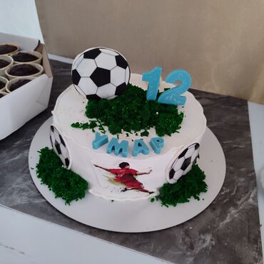 Кондитерские изделия, сладости: Детский торт, украшенный разноцветными леденцами, фигурками персонажей — 5