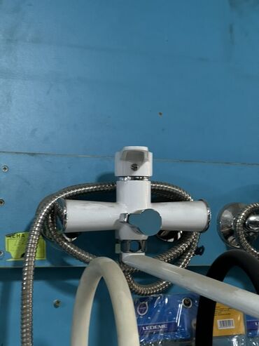 кран для душ: Смеситель для ванны/душа настенный, однорычажный. - Корпус: металл с