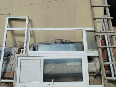 Boşqablar: Fərqli ölçülü ağ rəngli metal-plastik pəncərə çərçivələri. Çərçivələr