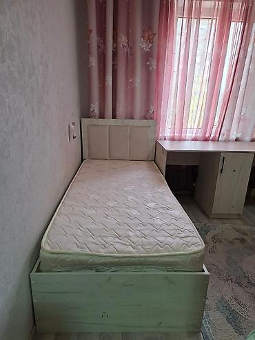 письменный: Односпальные кровати с мягким изголовьем + письменный стол. Цена — 1
