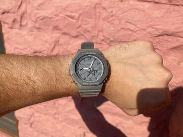 Fiat: Casio G-Shock GA-2110 modeli uniseks boz rəngli saat. Bu saat həm
