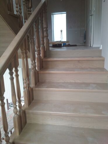 Деревянные лестницы: Деревянная лестница с окрашенными ступенями и белыми балясинами — 32