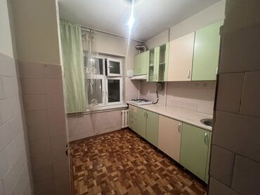 квартира в токмокке: 2 бөлмө, 50 кв. м, 105-серия, 4 кабат