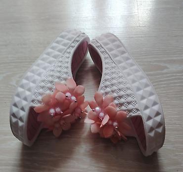 salonke 41: Ženske klompe/sandale sa platformom i ukrasnim cvetovima - Boja — 2