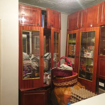 срочно продаю в связи с переездом: Гарнитур для зала, Шкаф, ДСП, цвет - Красный