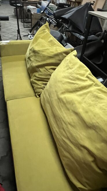 мебель салон: Прямой диван, цвет - Желтый, Б/у