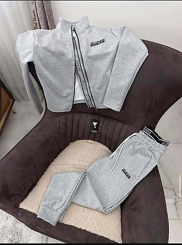 Gornji i donji deo: GUESS
dostupne u vise boja
Vel. S, m, l, xl
Cena 4400 din — 11