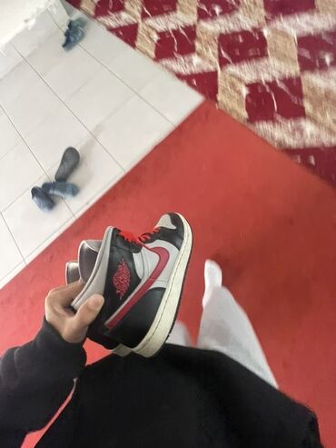 баскетбольные ботасы: Кроссовки баскетбольные в стиле Air Jordan 1 Mid. - Цветовая схема