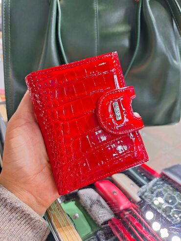 Кошельки: Компактный женский кошелёк с кнопочной застёжкой. Особенности: - — 2