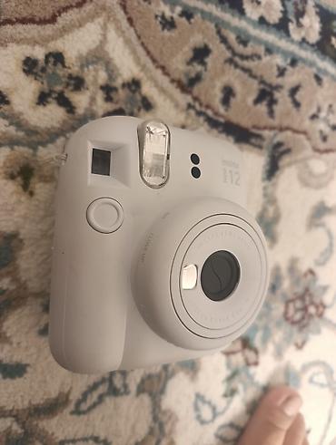 fujifilm instax mini 12: Fujifilm Instax Mini 12 — компактная моментальная камера белого цвета — 2