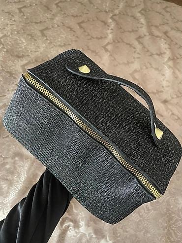 Gözəllik və sağlamlıq: Qara parıltılı kosmetik çantası
temu dan almışam — 2
