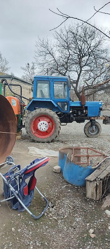 traktor yumze: Belarus MTZ təkərli traktor və asılan püskürdücü və gübrə səpənlə — 2