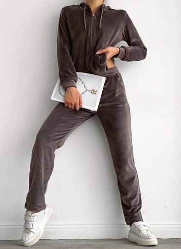 Kompleti: Plišani kompleti 
Vel : ( s m l xl xxl ) 

Cena : 3100 din — 10