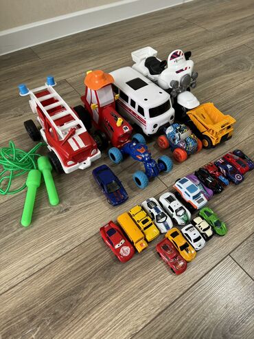 игрушка дорога: Набор машинок 1500 Полицейский участок и пожарная часть каждая по 1000