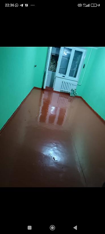Комната в квартире Светлая прямоугольная комната с окном и выходом на