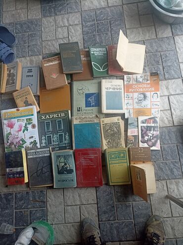 Художественная литература: Продаю книги в количестве более 100 шт. дёшево по разным направлениям