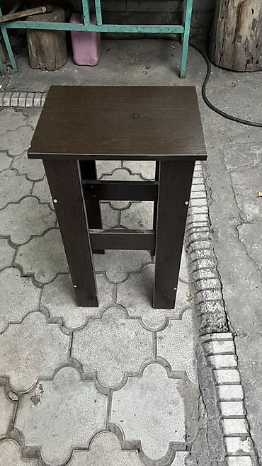 Табуретки: Табурет-столик из темного дерева - Компактный высокий табурет с — 1