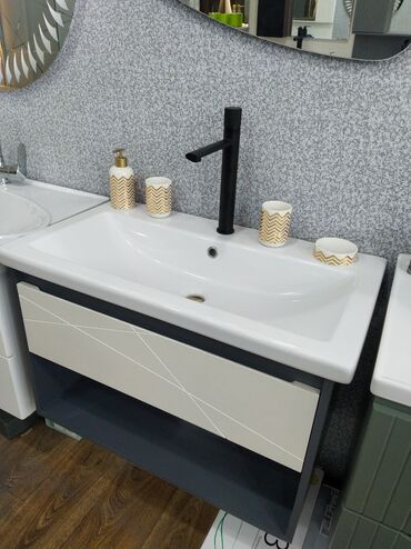 hise verilmis bogaz: Ağ rəngli keramika lavabo, qara mat kranı və müxtəlif aksesuarları ilə